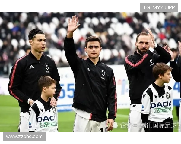 足球明星们的圣诞节欢庆瞬间分享温馨与快乐的节日氛围