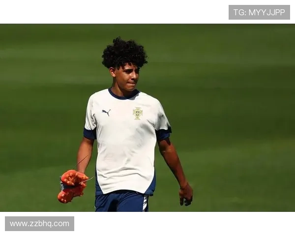 足球明星挑眉瞬间大揭秘引发球迷热议与欢笑的精彩视频合集